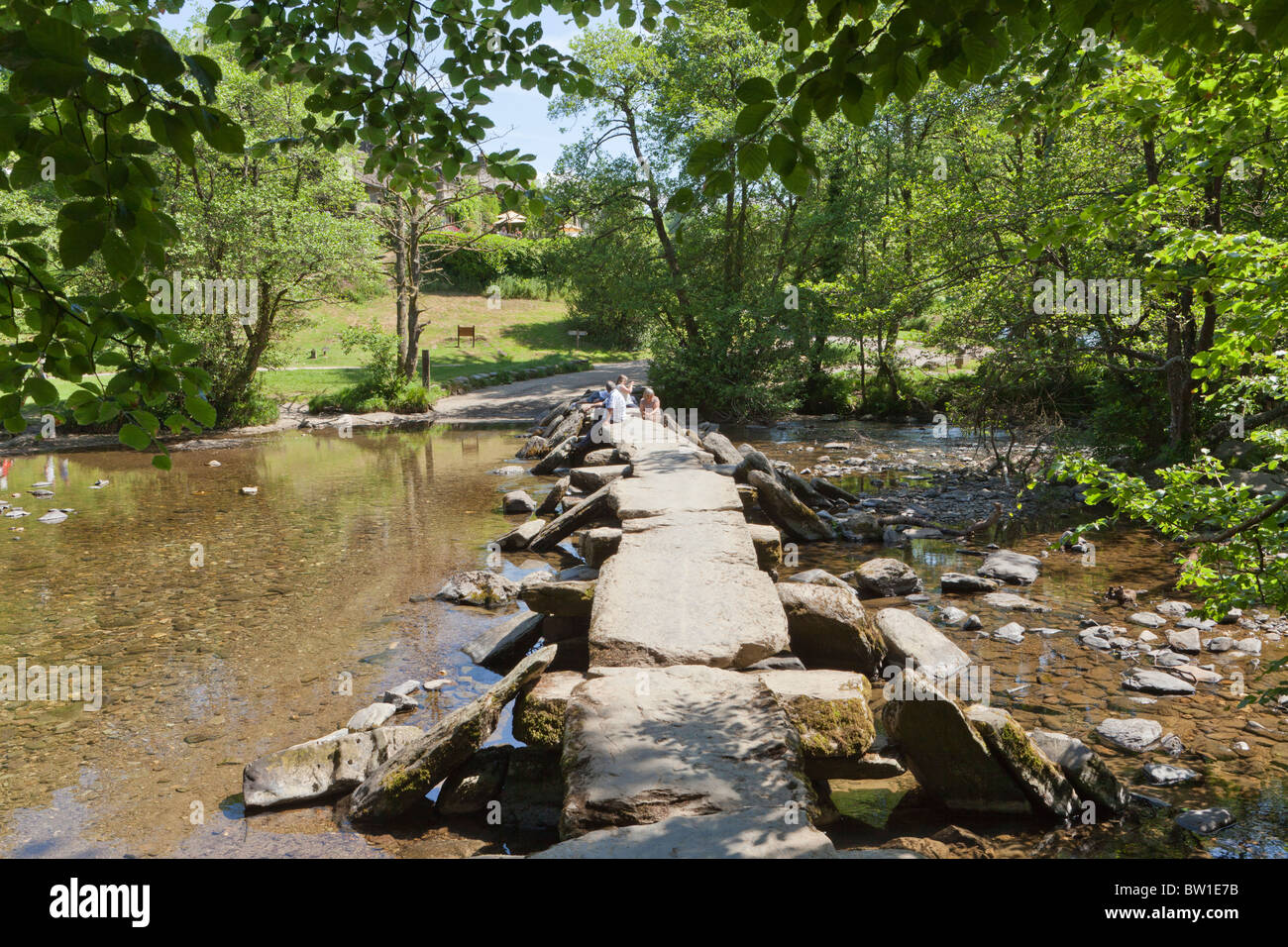 Il ponte preistorico del clapper attraverso il fiume Barle a Tarr Steps, Exmoor, Somerset UK Foto Stock