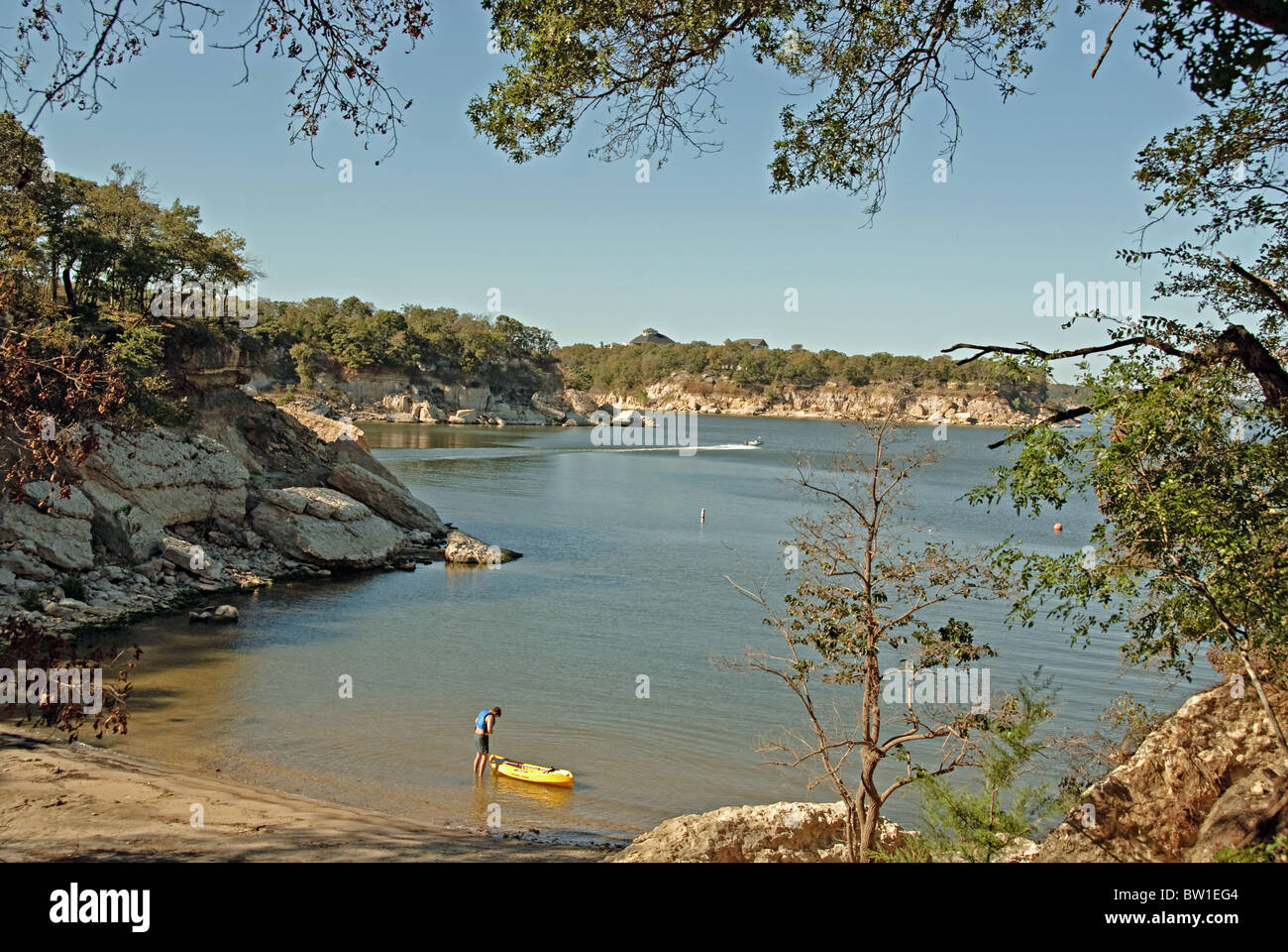 Vista del lago Texoma a Eisenhower parco dello stato al di fuori Denison Texas e un uomo mettendo sul suo giubbotto salvagente per andare in kayak. Foto Stock