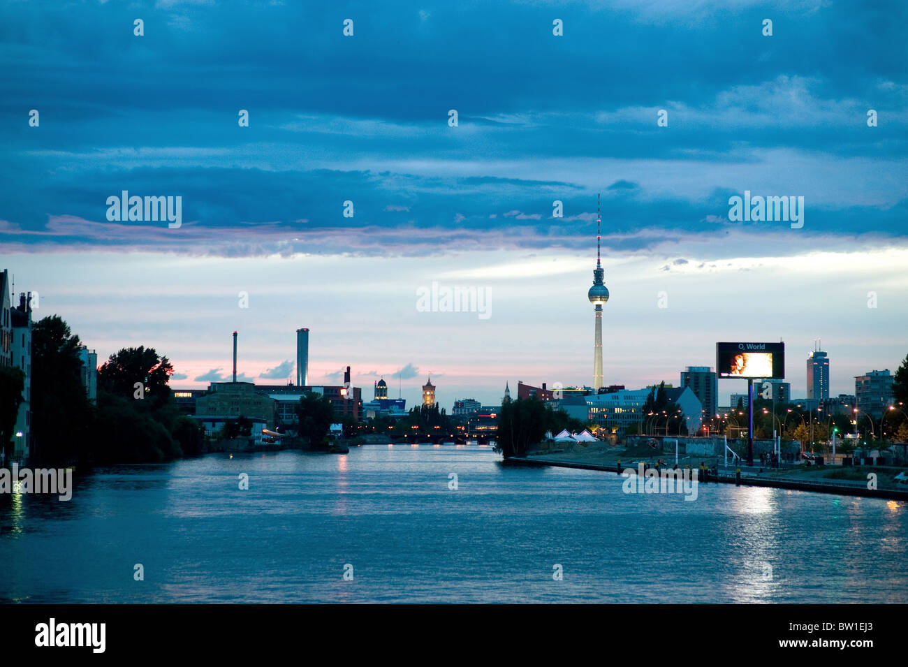 Bella serata cielo sopra il fiume Sprea, Berlino, Germania Foto Stock