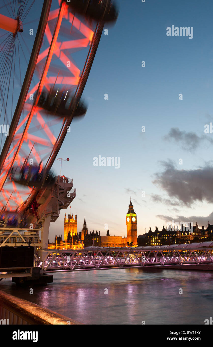 Il London Eye e le case del Parlamento sul Tamigi Embankment,, Londra, Regno Unito. Foto Stock