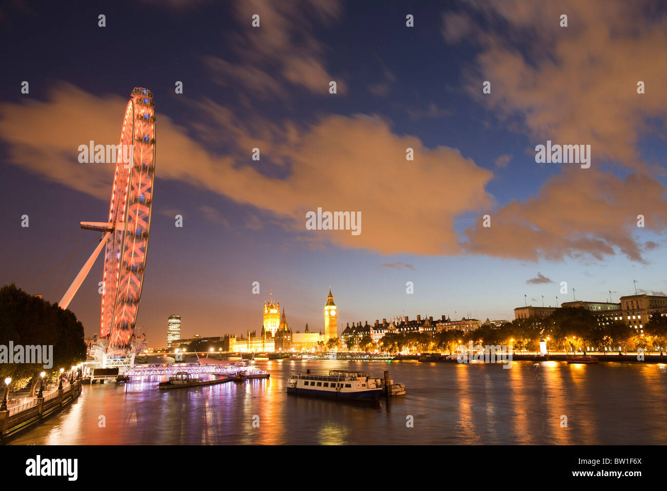 Il London Eye e le case del Parlamento sul Tamigi Embankment,, Londra, Regno Unito. Foto Stock