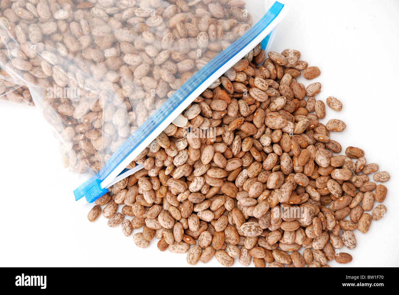 Aprire un sacchetto di fagioli pinto isolato su uno sfondo bianco. Foto Stock