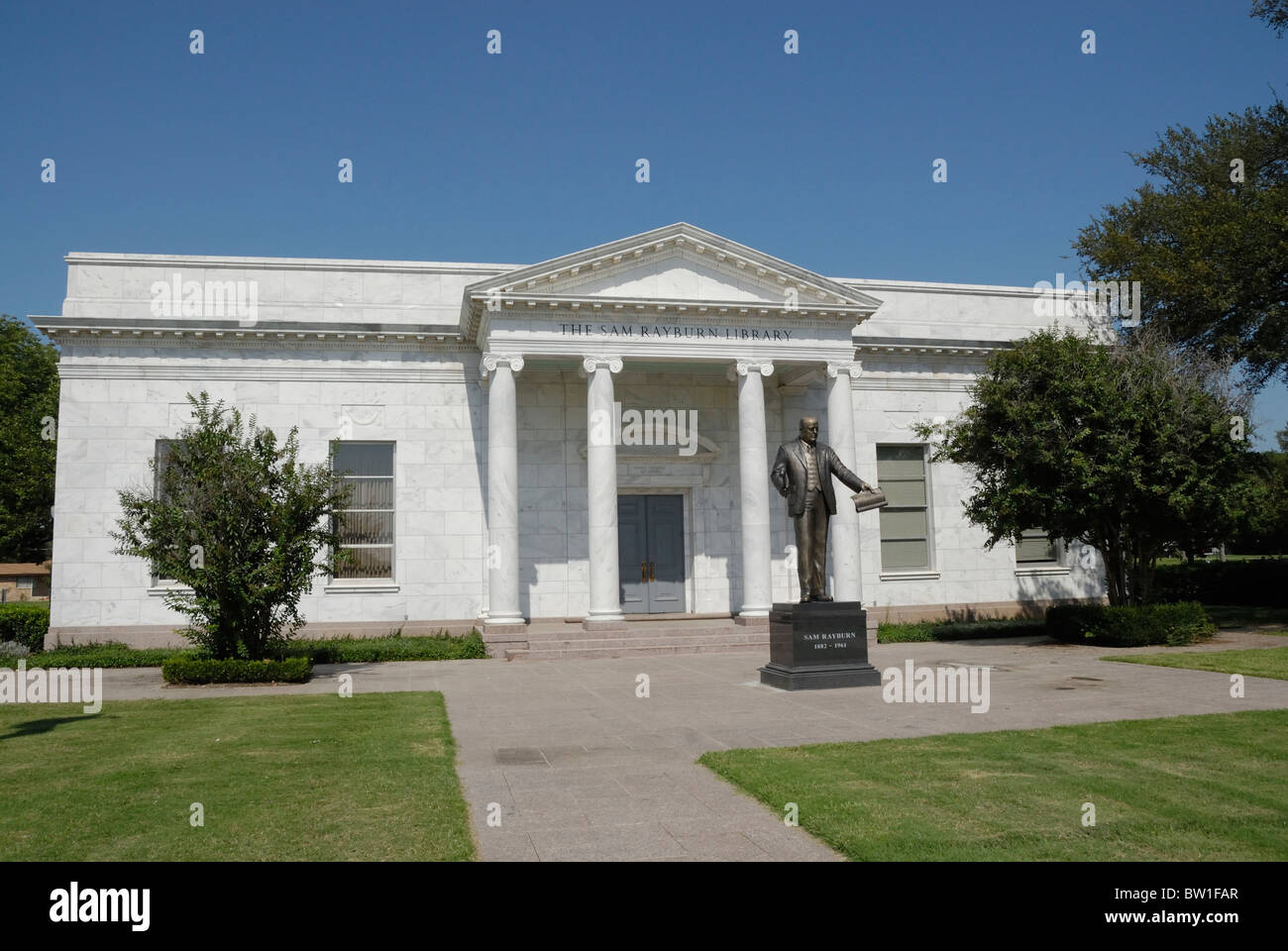 Sam Rayburn Biblioteca e Museo in Bonham Texas con la statua di Sam Rayburn nella parte anteriore. Egli ha un legislatore e politico Foto Stock