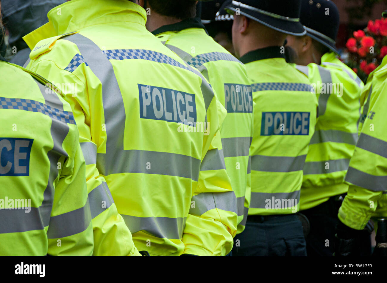 Righe di giacche di polizia presso i lavoratori marzo contro i tagli di coalizione birmingham Foto Stock