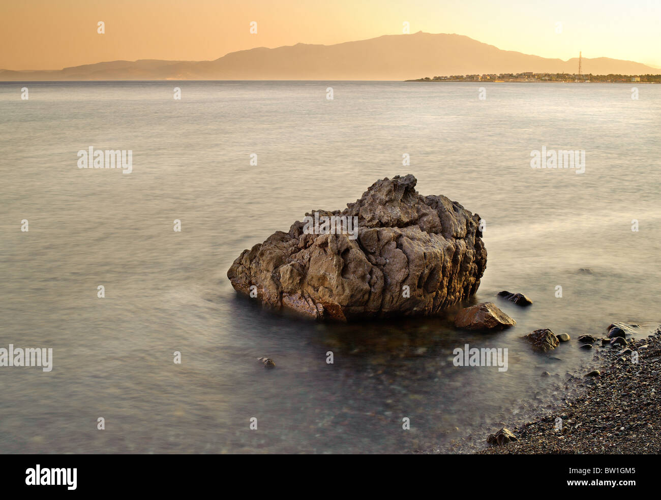 Il litorale turco di Assos guardando attraverso la baia di Edremit verso l' isola Greca di Lesbo. Foto Stock