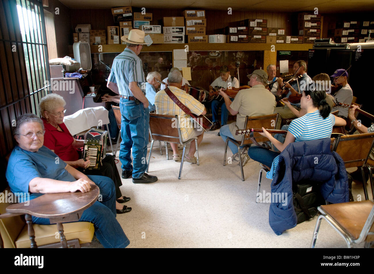 Un raduno di musicisti cajun prendendo parte ad un settimanale acoustic jam session al Savoy Music Center nella città di Eunice, vicino a Lafayette, Louisiana Foto Stock