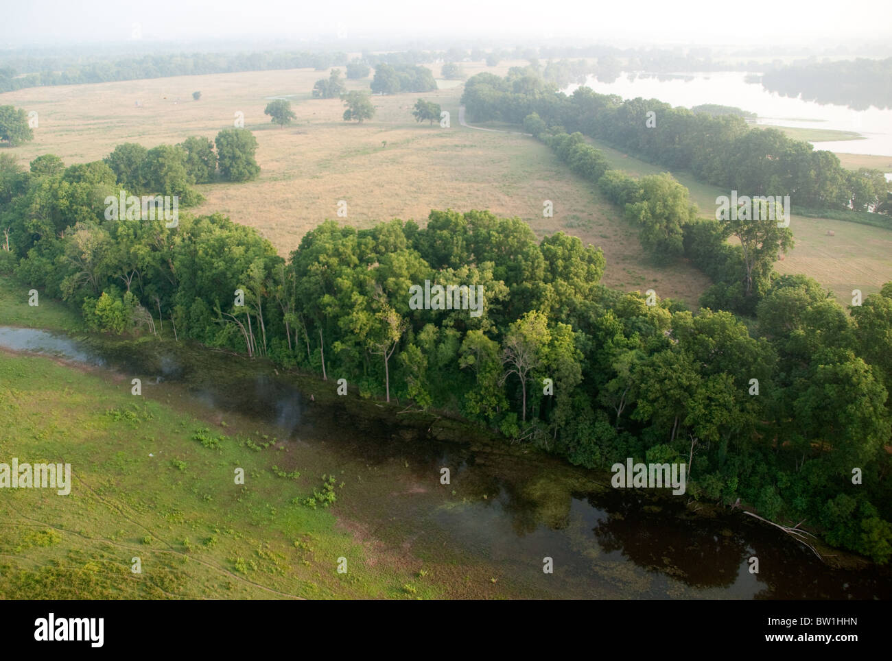 Una vista aerea di pascoli in parte boschivi accanto al Fiume Rosso del Sud, vicino alla città di Shreveport, nella Louisiana Settentrionale, Stati Uniti. Foto Stock