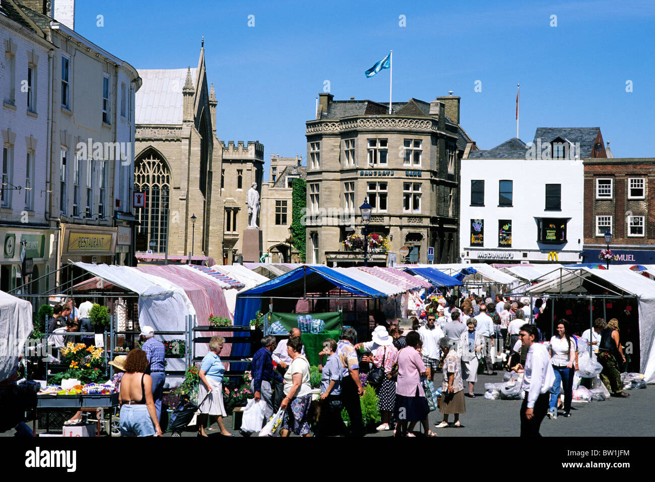 Boston, Lincolnshire giorno di mercato Inghilterra Inglese Regno Unito mercati all'aperto bancarelle di stallo città città shopping shopper Foto Stock