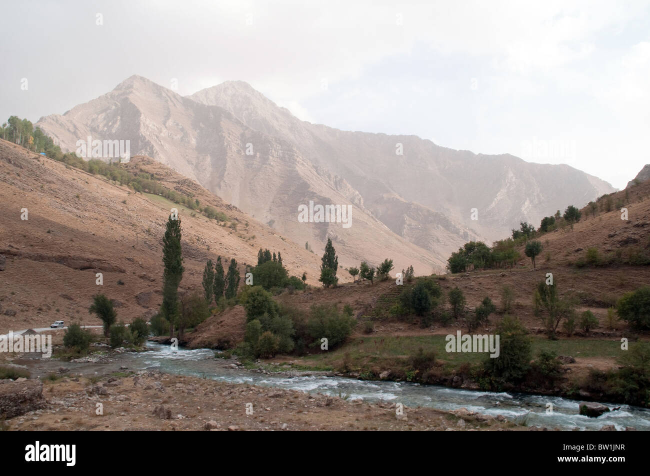 Il fiume Mukus che scorre sotto le montagne di Zagros vicino al villaggio curdo di Behcesaray, nella regione sud-orientale dell'Anatolia della provincia di Van, Turchia. Foto Stock