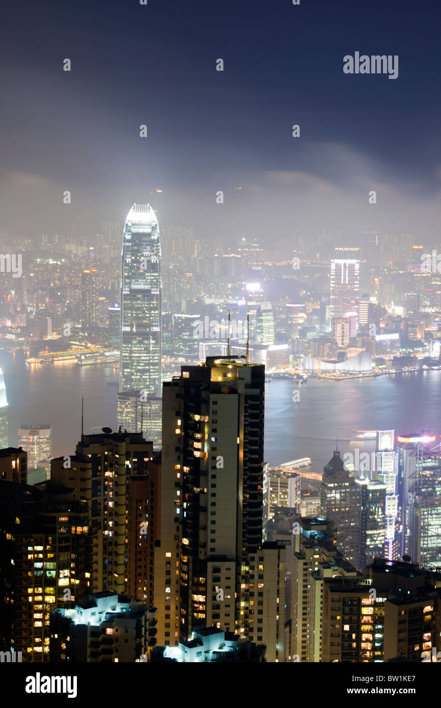 Hong Kong picco a notte, fantastico spettacolo di luci della città, Kowloon e Victoria Harbour da Victoria Peak Foto Stock