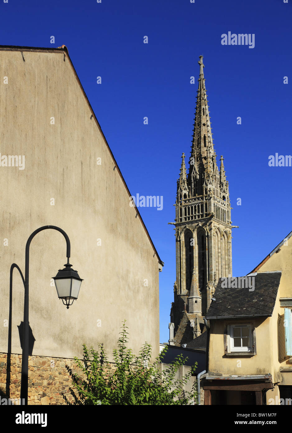 La chiesa di Notre Dame nella piccola città mercato di La Guerche-de-Bretagne, France. Foto Stock