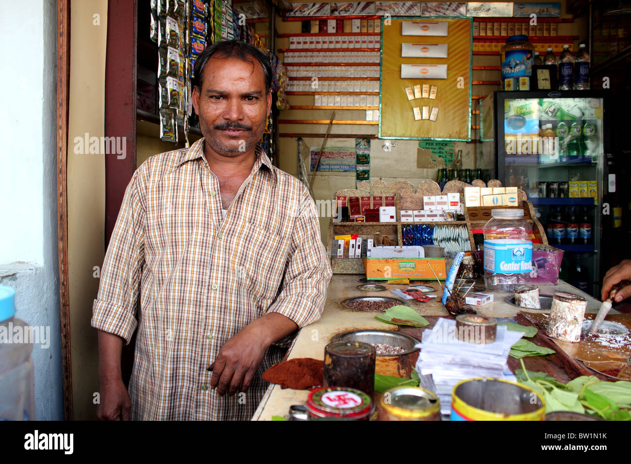 Immagine dell uomo Paan vendita o Pan prese vicino al Charminar in Hyderabad India; mostra le paste e gli ingredienti utilizzati Foto Stock