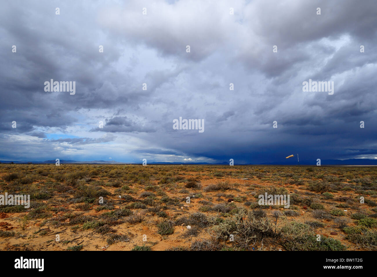 Aria di tempesta oltre il deserto. Karoo, Sud Africa. Foto Stock