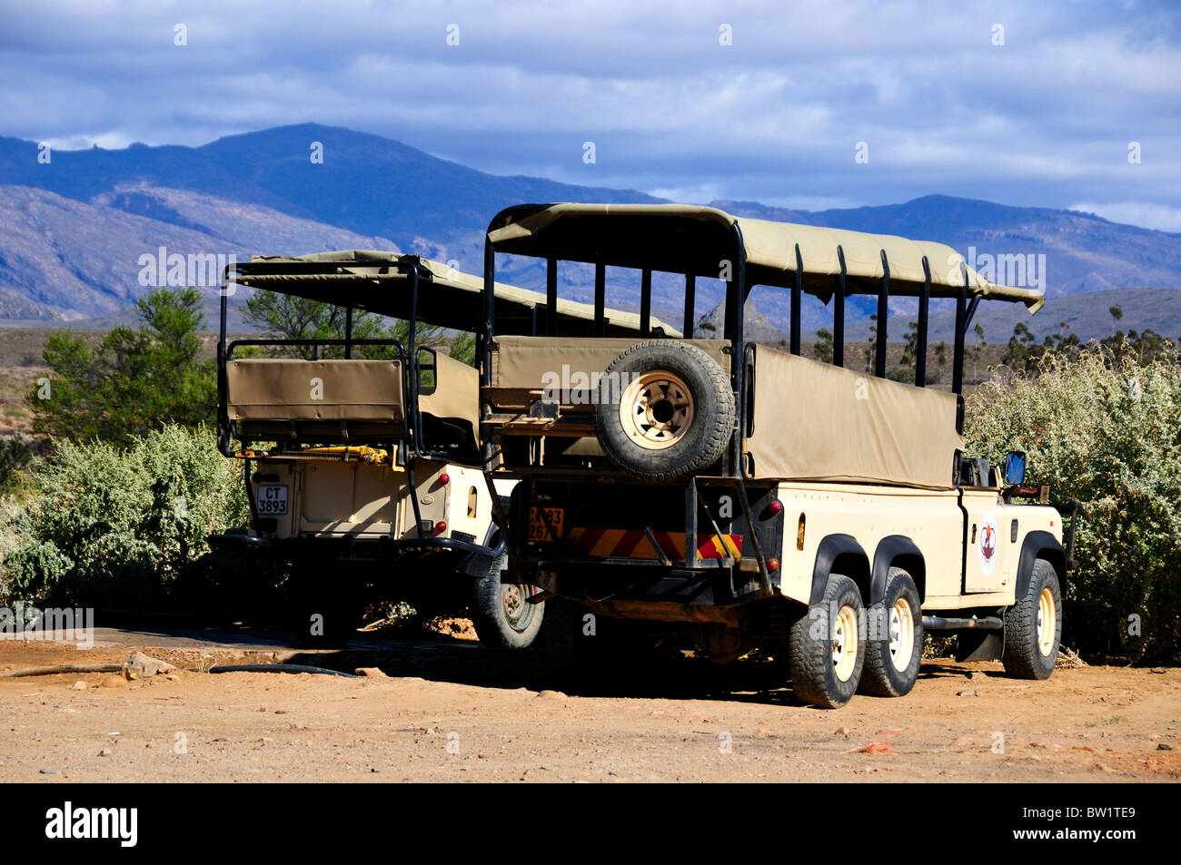 Due carrelli di Safari in una fauna selvatica Game Reserve. Sud Africa. Foto Stock