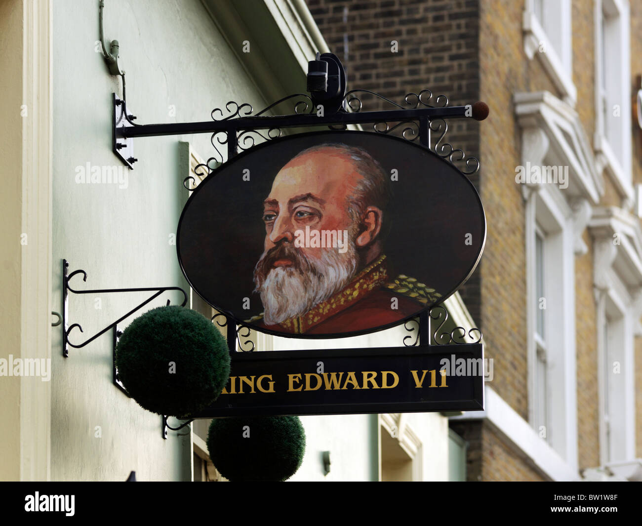 Londra Inghilterra Stratford High Street King Edward VII Pub segno Foto Stock