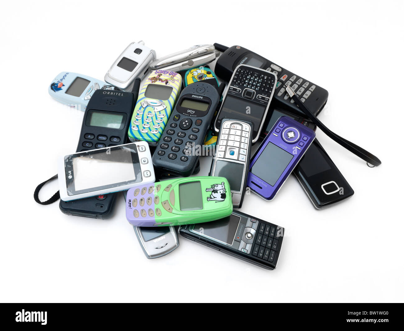Una pila di vecchi e nuovi telefoni cellulari Nokia, Samsung, LG, Motorola, Phillips e Sony Ericsson Foto Stock