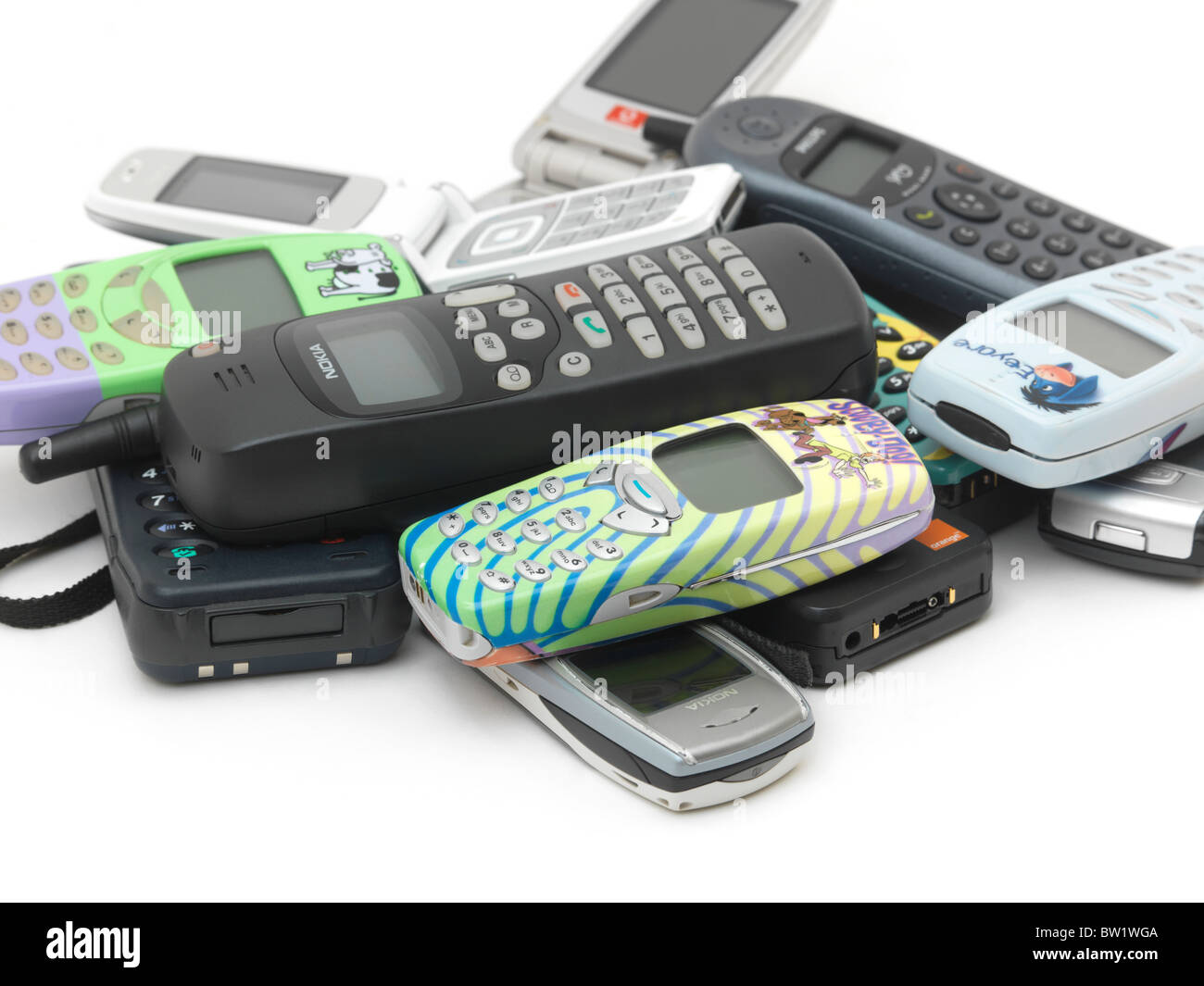 Pila di vecchi telefoni cellulari Nokia, Samsung, LG, Motorola e Phillips Foto Stock