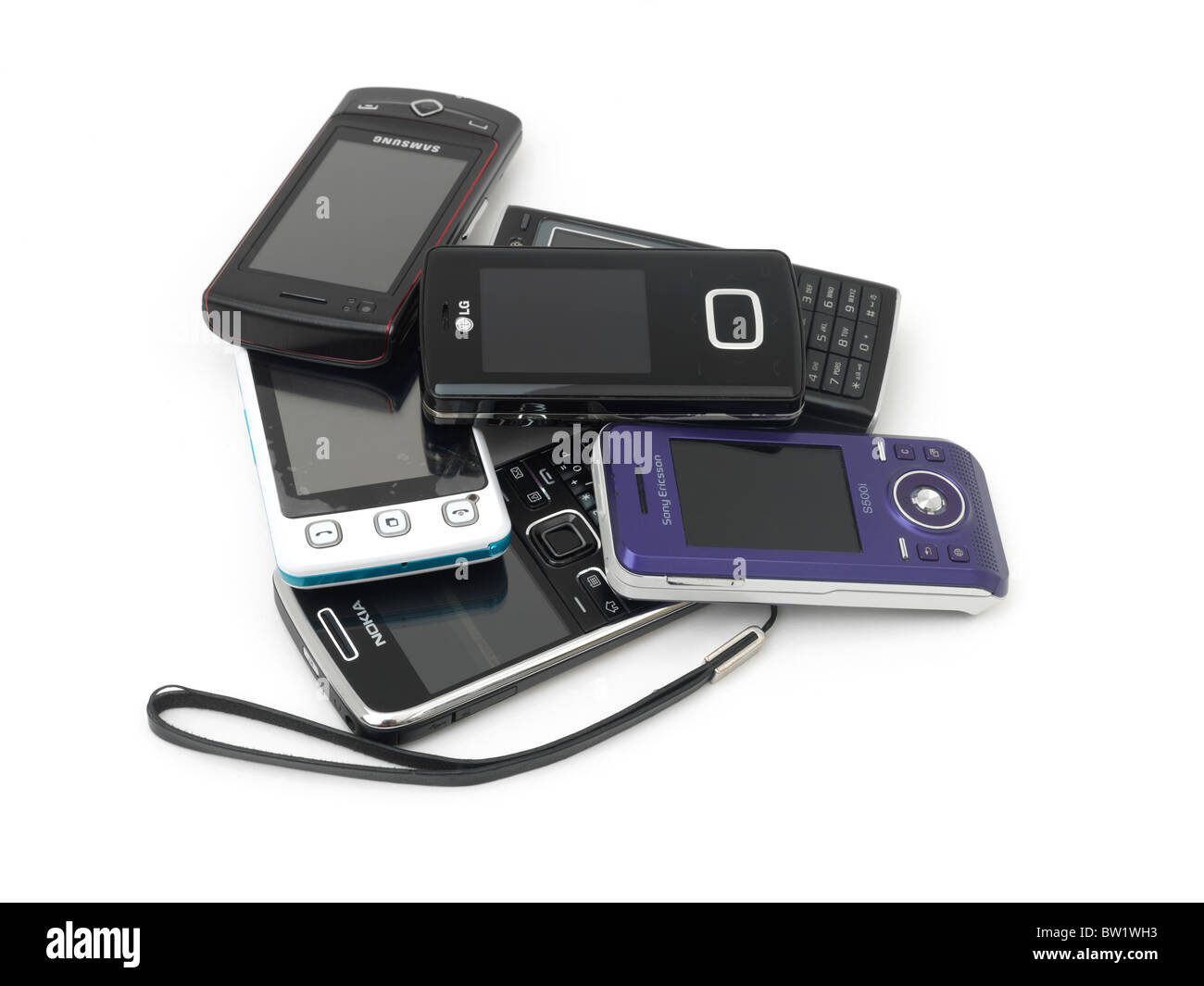 Pila di moderni telefoni cellulari Samsung Tocco, LG Cookie, LG Chocolate, Nokia, Motorola e Sony Ericsson Foto Stock