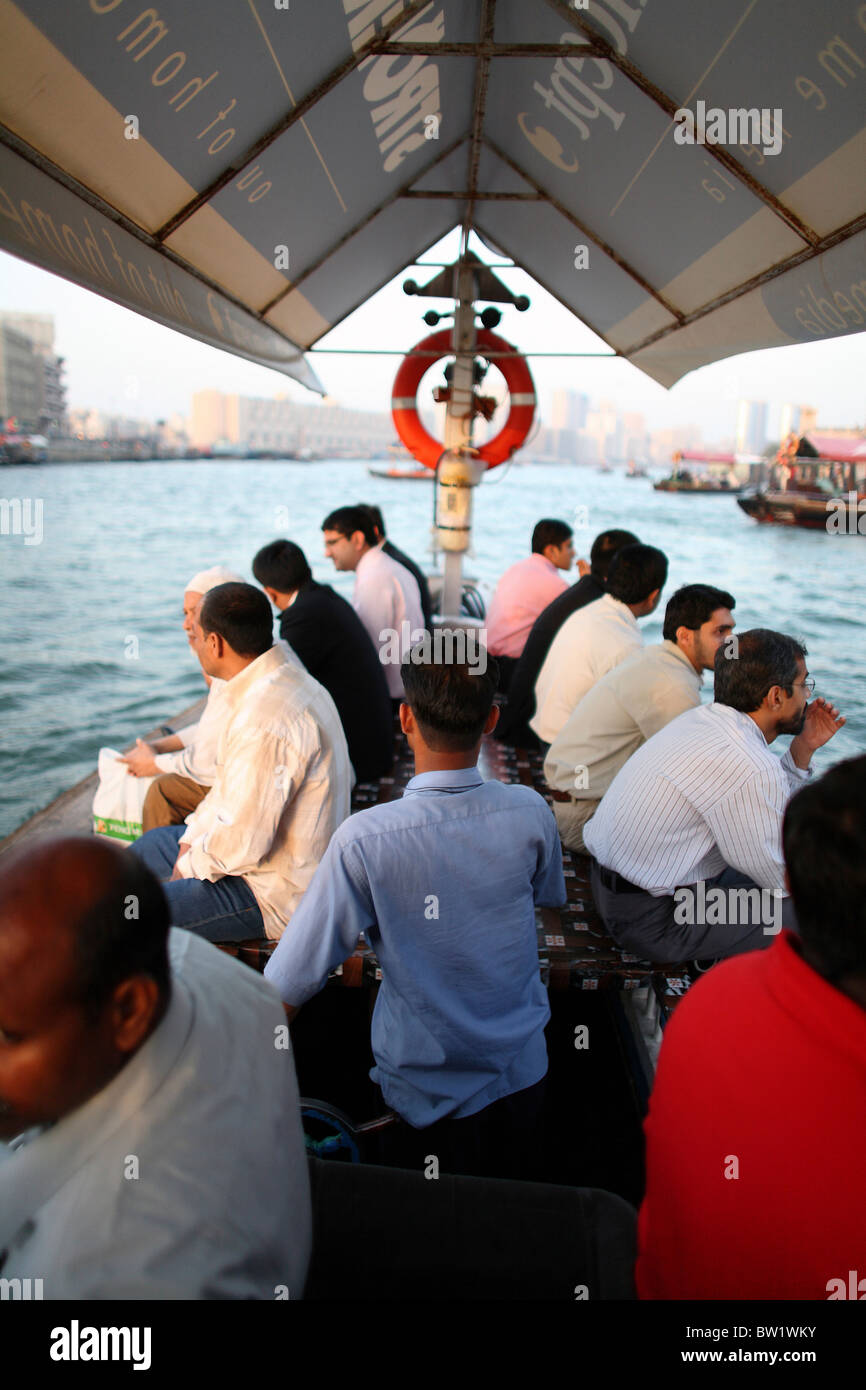 La gente del luogo in un dhow sul Torrente di Dubai, Dubai, Emirati Arabi Uniti Foto Stock