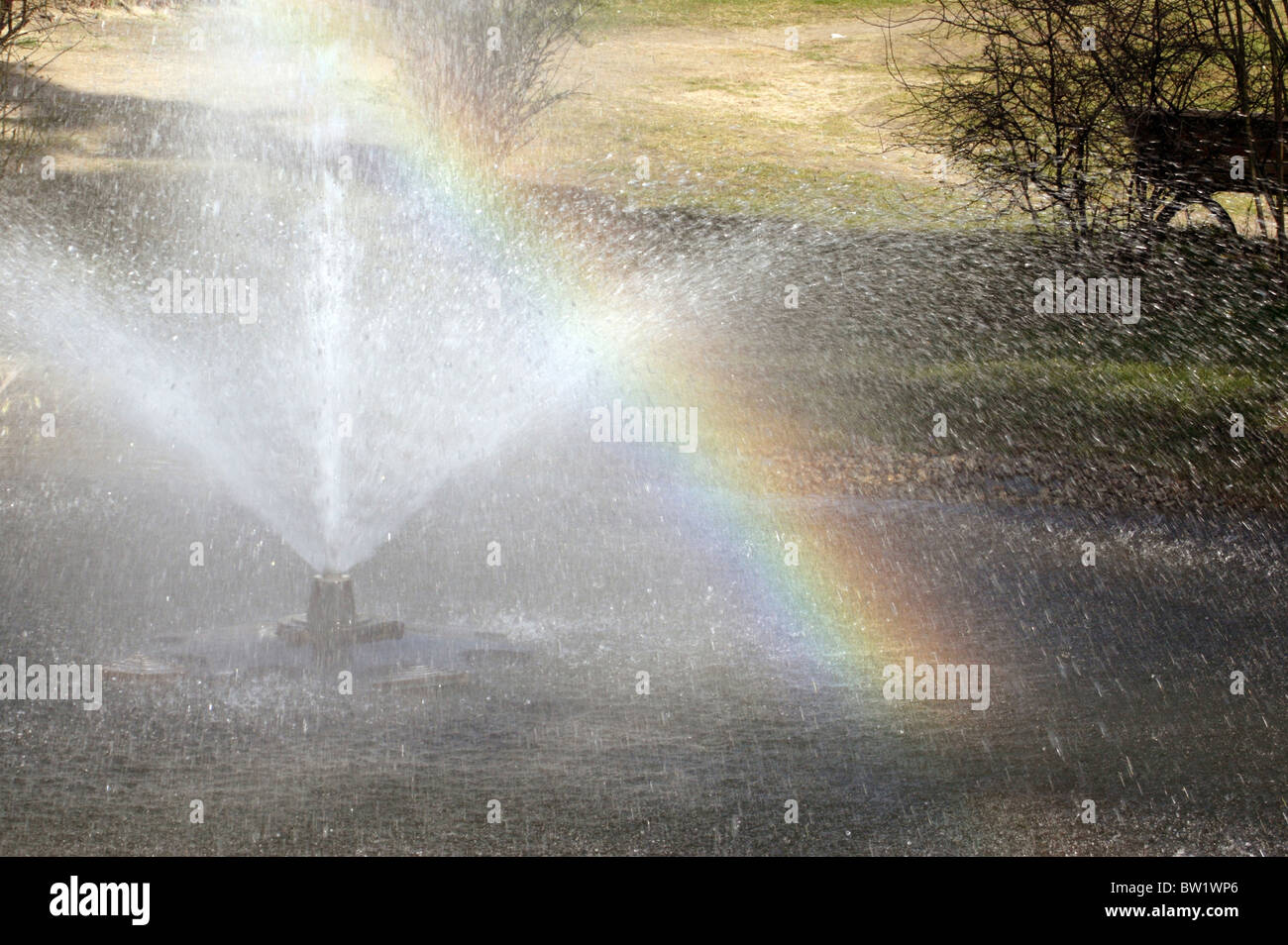 Rainbow si estende su una fontana, Ahlbeck, Germania Foto Stock