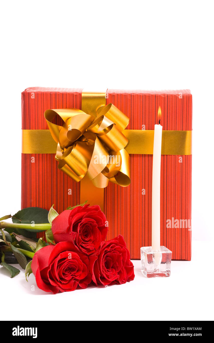 Rose rosse e confezioni regalo su uno studio sullo sfondo bianco Foto Stock