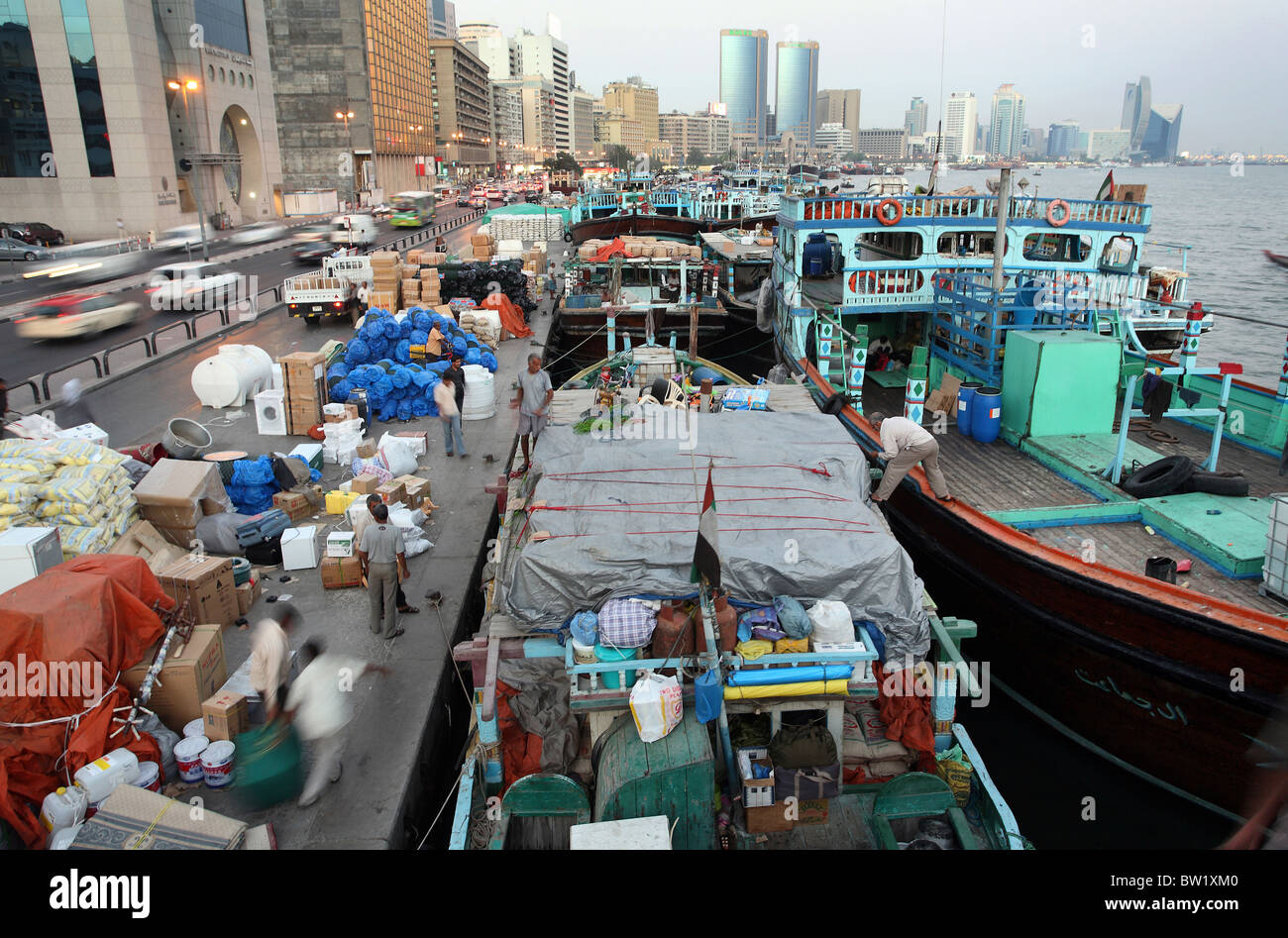 Lo scarico di una barca nel porto sul Fiume Dubai Emirati Arabi Uniti Foto Stock