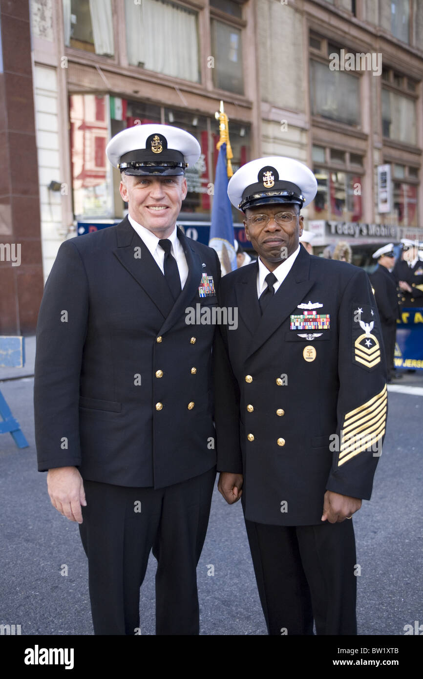 2010 veterani parata del giorno sulla Quinta Avenue in New York City. Due fieri ufficiali navali marciare in parata. Foto Stock