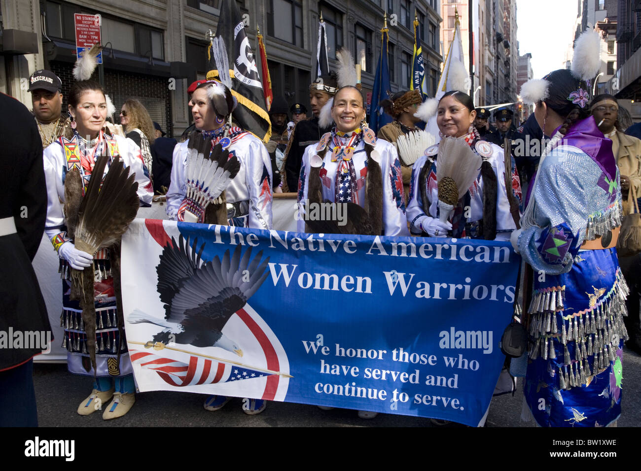 Veterani parata del giorno sulla Quinta Avenue in New York City, Nativi Americani donne onorare le loro sorelle che hanno servito nei militari degli Stati Uniti Foto Stock