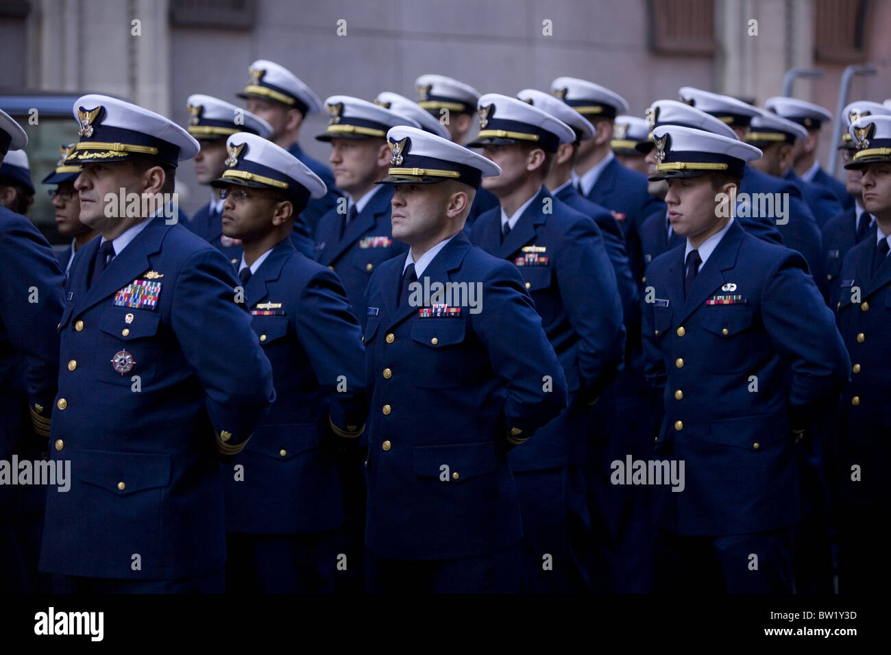 2010 veterani parata del giorno sulla Quinta Avenue in New York City. Navy soldati e donne marzo in parata. Foto Stock