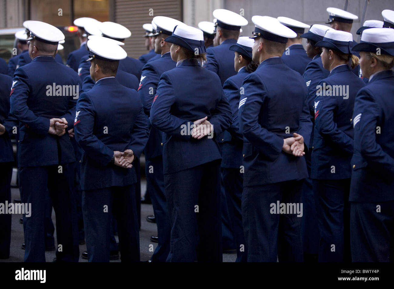 2010 veterani parata del giorno sulla Quinta Avenue in New York City. Navy soldati e donne marzo in parata. Foto Stock