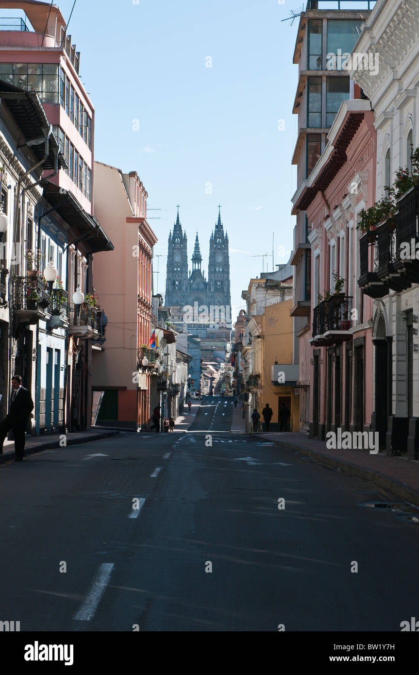Street scene e Basilica del voto Nazionale, Centro storico, Quito, Ecuador. Foto Stock