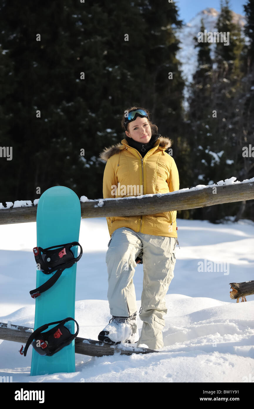 Snowboarder ragazza rilassante Foto Stock