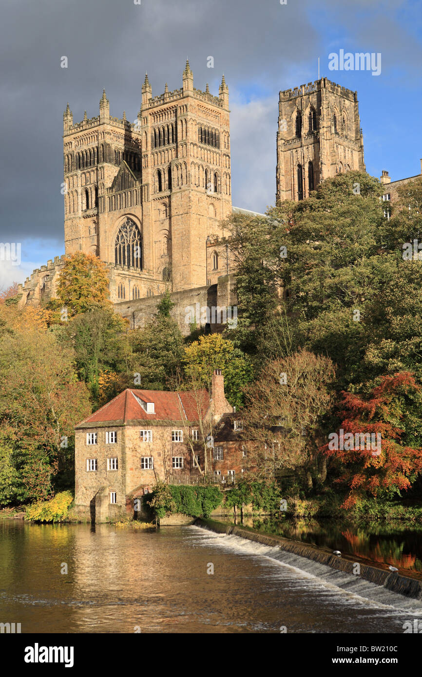 La Cattedrale di Durham e Fulling Mill si vede attraverso il fiume usura, con il mulino weir in primo piano Foto Stock