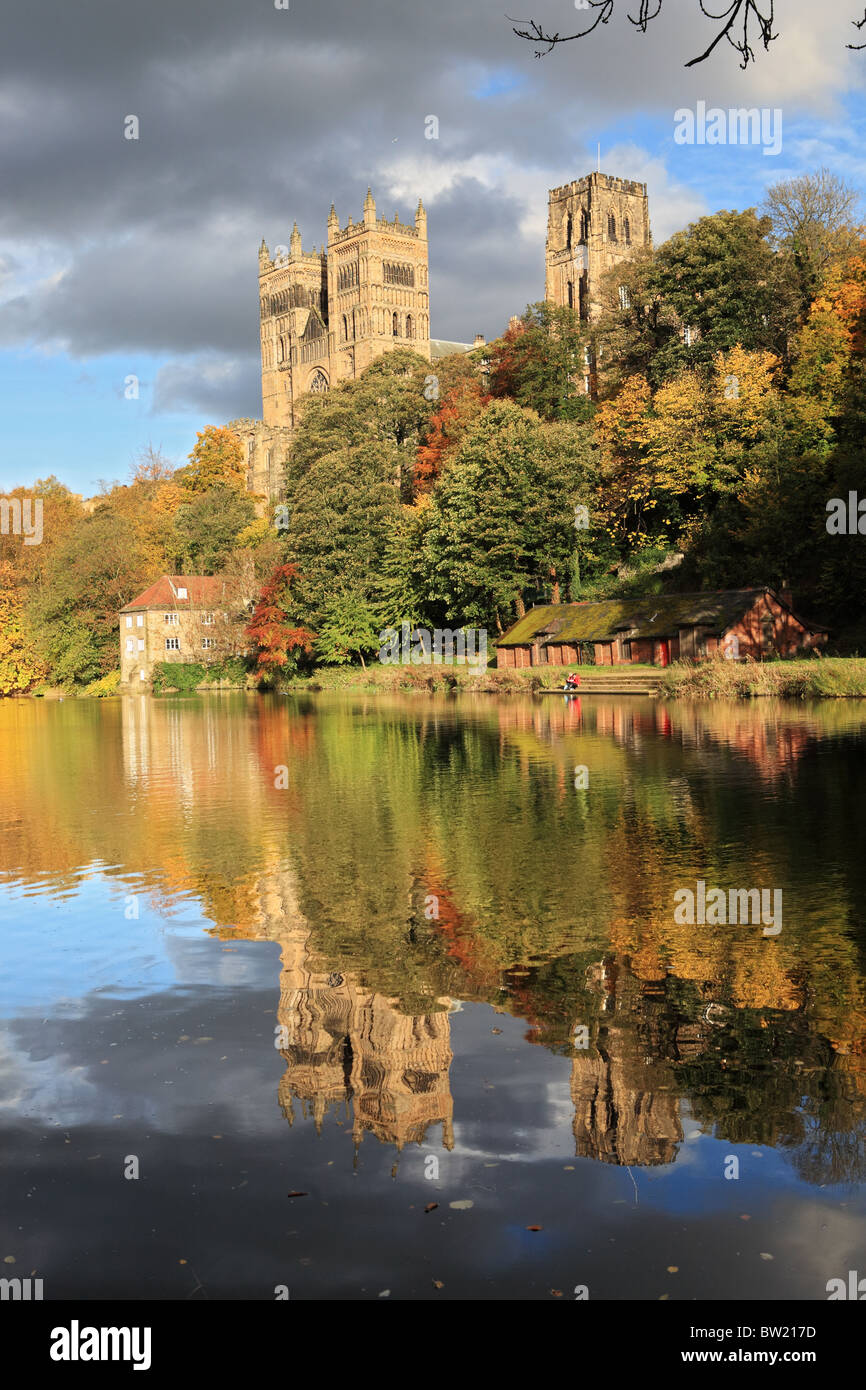 La Cattedrale di Durham si vede riflessa nel fiume usura, England, Regno Unito Foto Stock