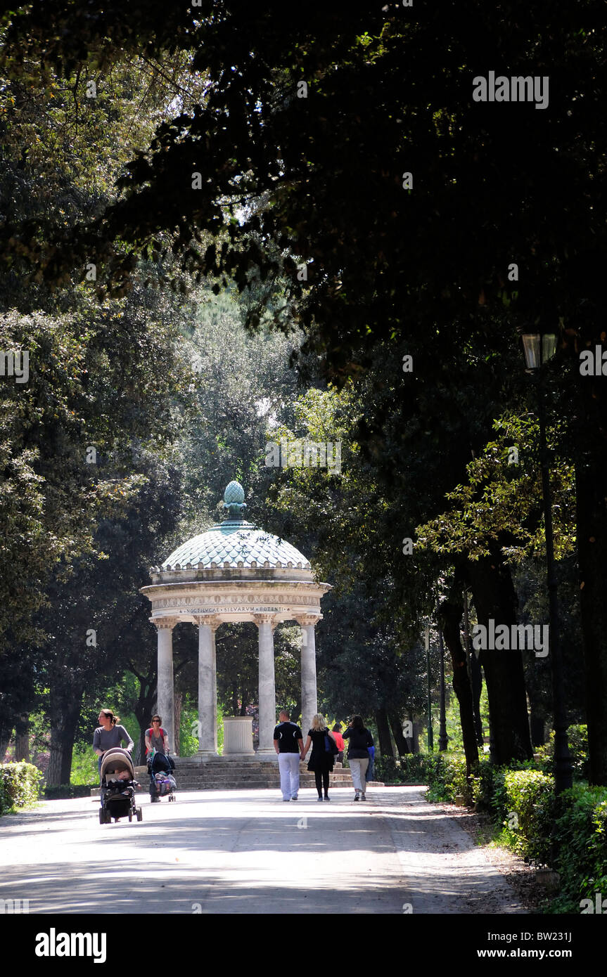 Passeggiate nel parco con il Tempietto di Diana, Villa Borghese Foto Stock