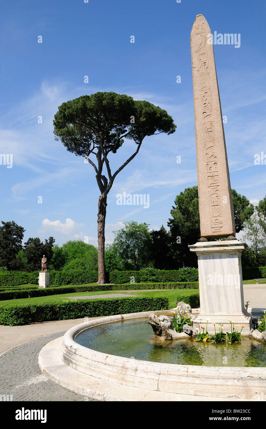 Copia di obelisco egiziano & fontana, Villa Medici gardens Foto Stock