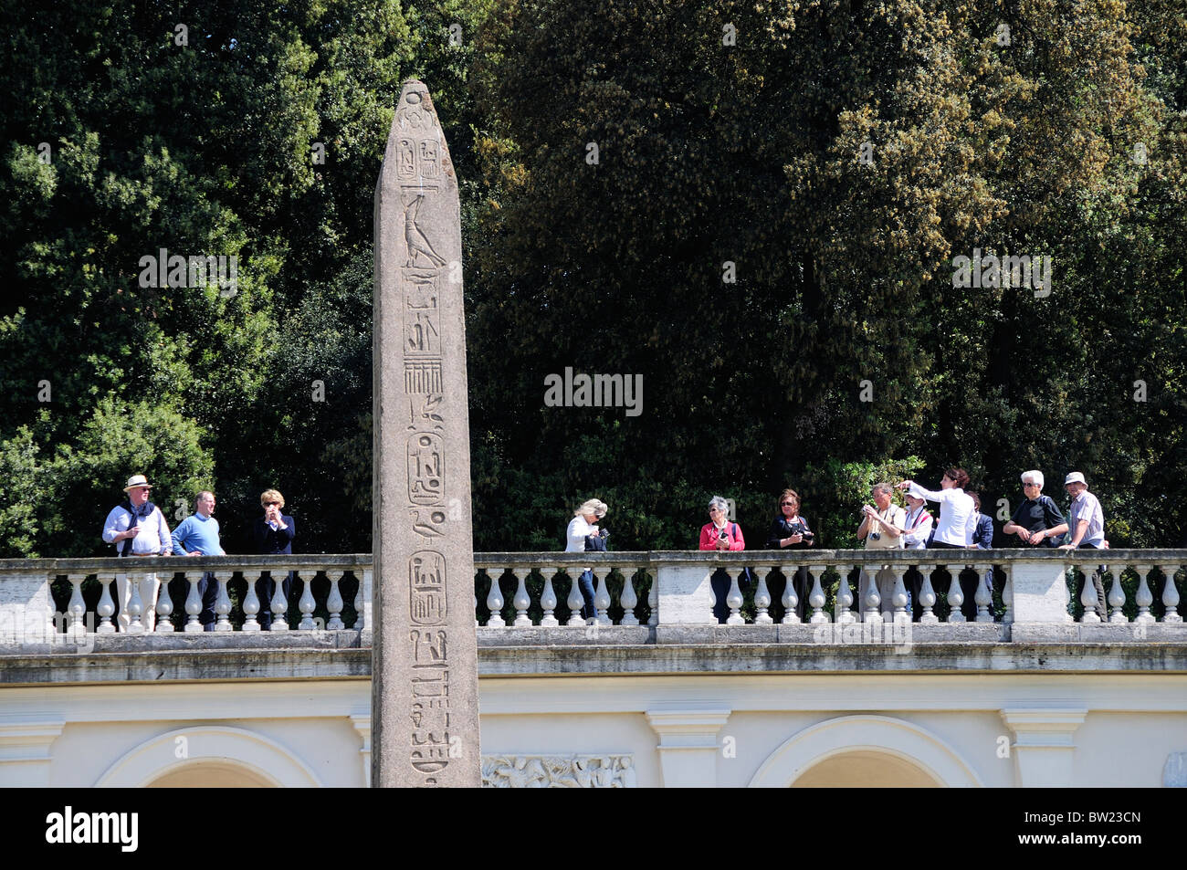 Copia di obelisco egiziano & giardini con gruppo di tour, Villa Medici Foto Stock