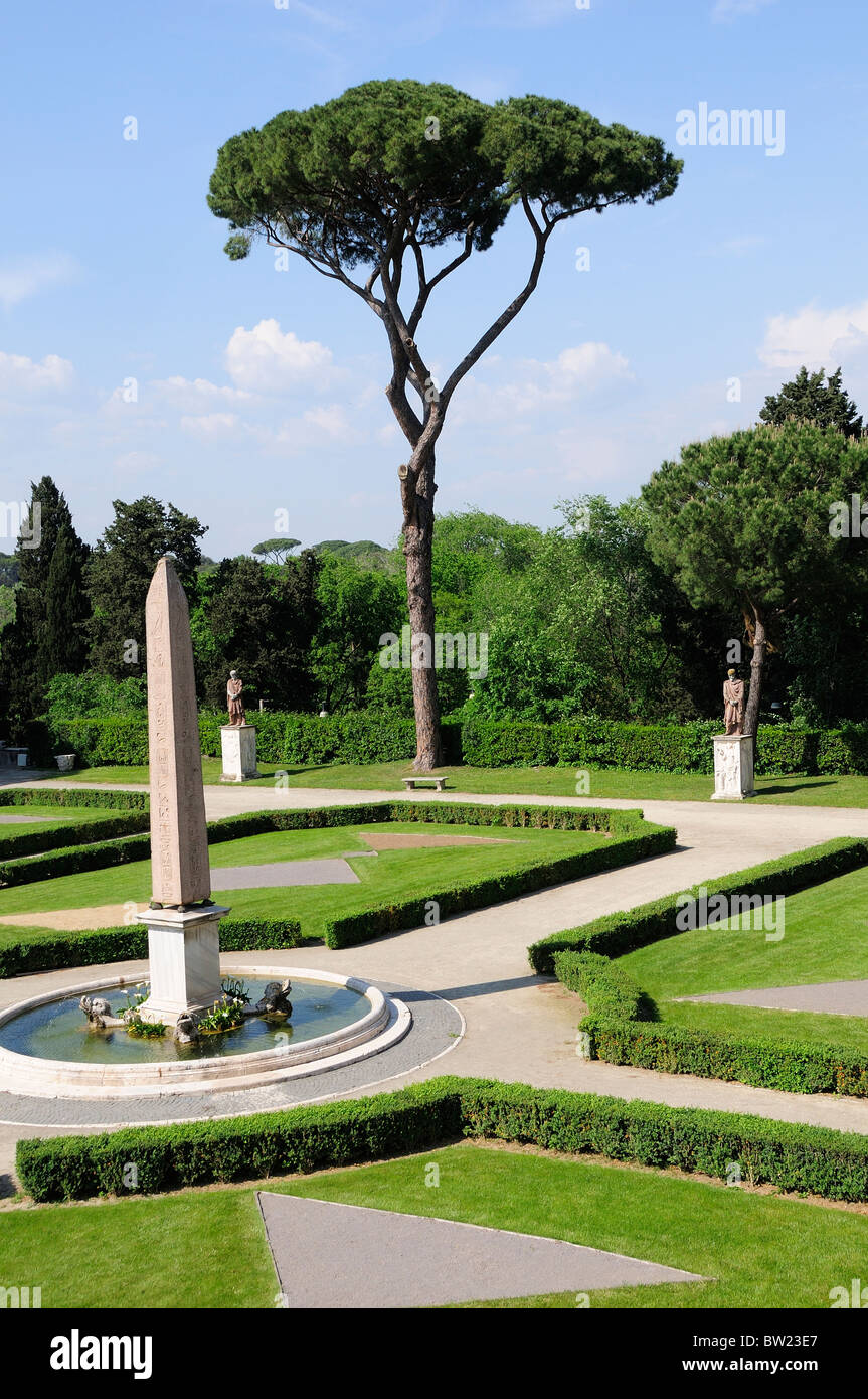 Villa giardini con obelisco e fontana, Villa Medici Foto Stock