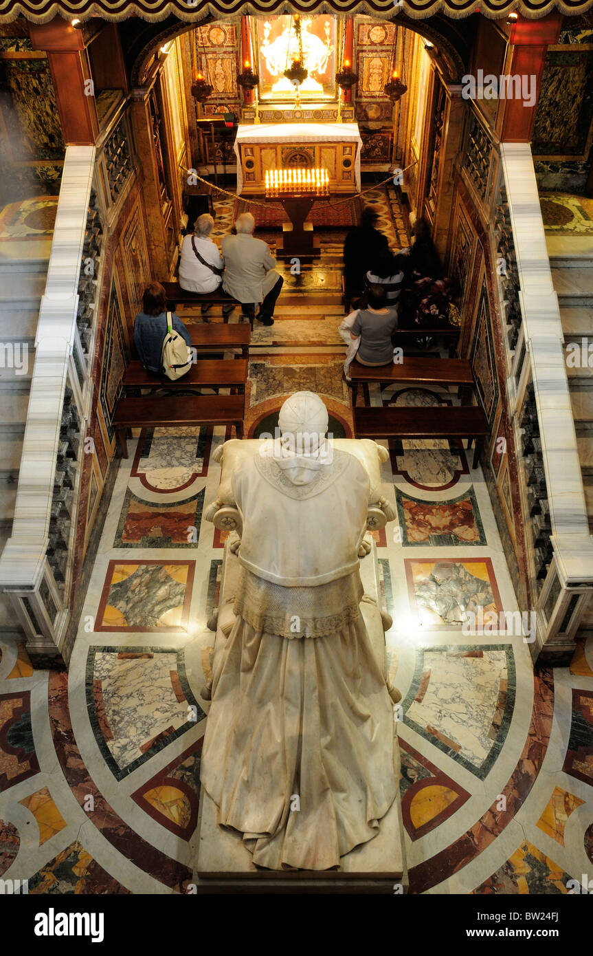 Confessio con una statua in ginocchio di Papa Pio 1X, Basilica di Santa Maria Maggiore Foto Stock