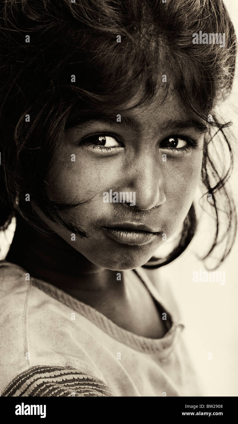 Felice giovani indiani street ragazza sorridente. Andhra Pradesh, India. Tonalità seppia Foto Stock