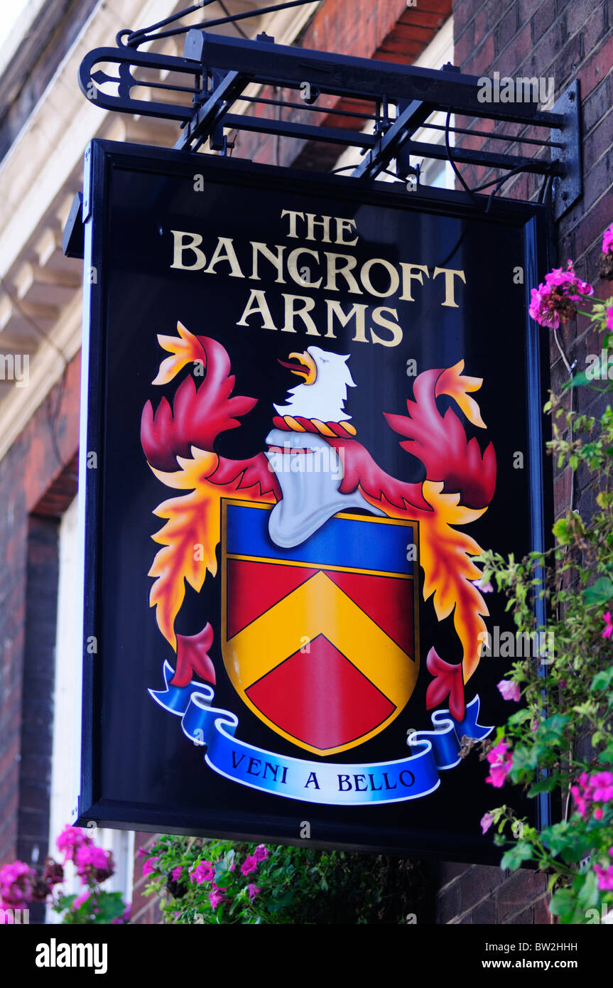 Il Bancroft Arms pub segno, Mile End Road, London, England, Regno Unito Foto Stock