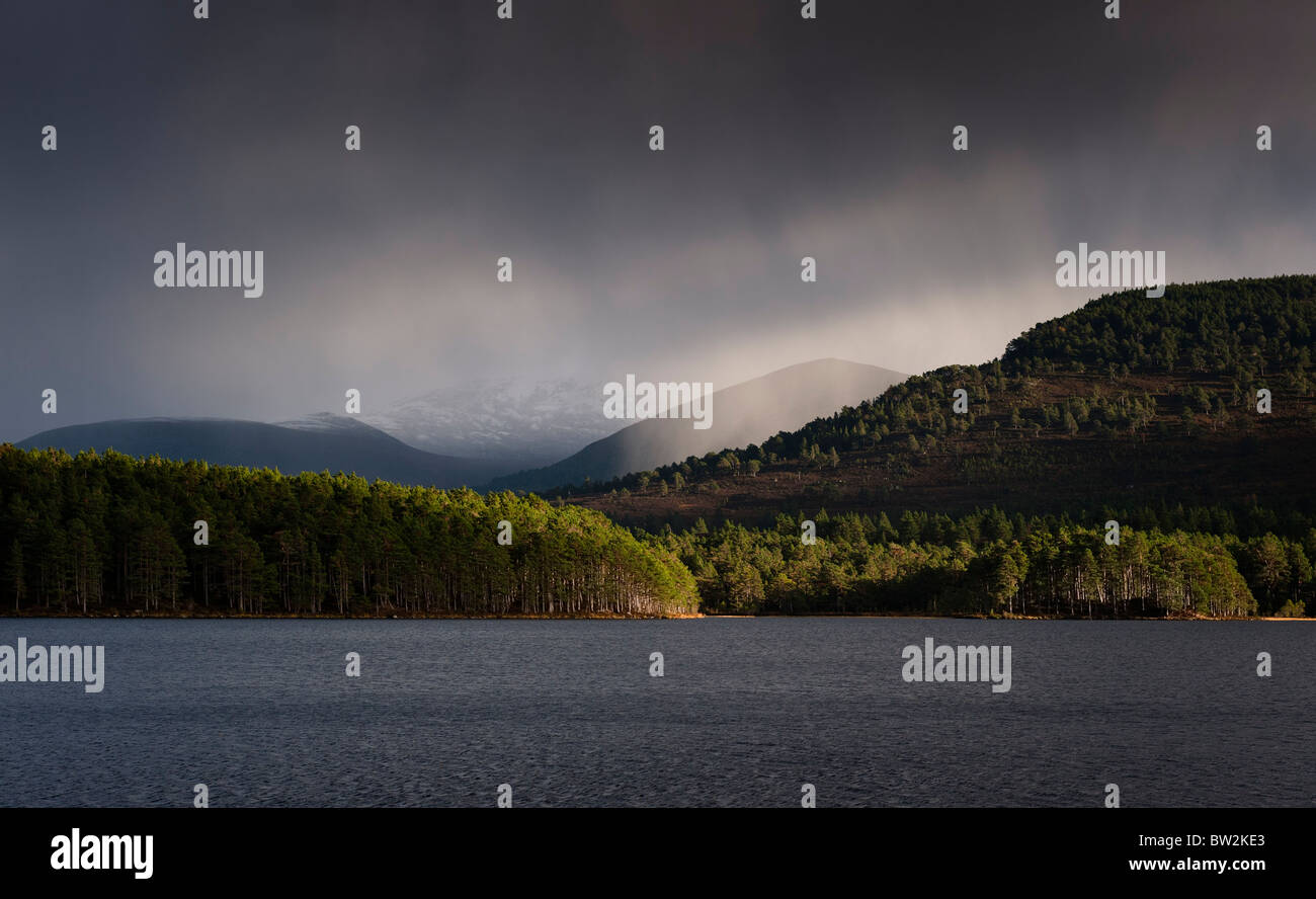 Nuvole temporalesche al di sopra del Cairngorms e Loch un Eilein Foto Stock