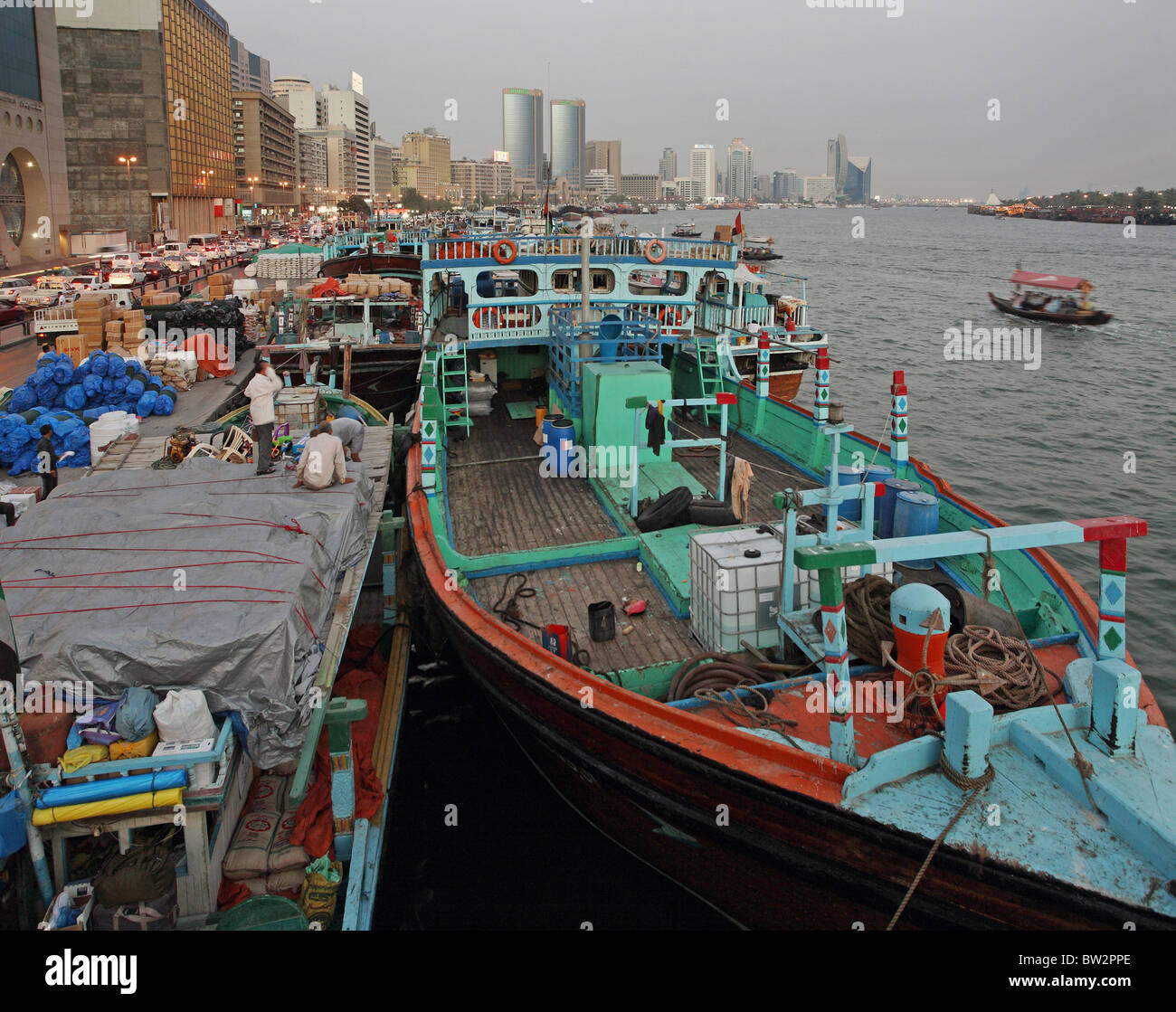 Barche ormeggiate presso il Torrente di Dubai Emirati Arabi Uniti Foto Stock