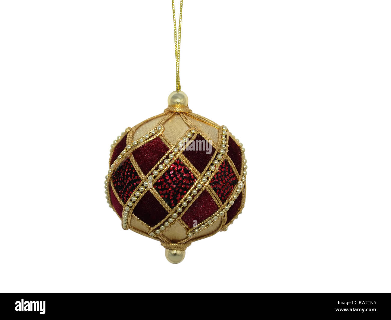 Albero di natale di ruby decorazione a sfera isolata su sfondo bianco Foto Stock