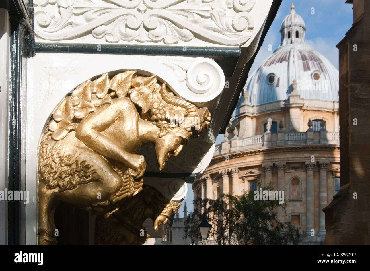 Sculture di Fauni reminiscenza di un carattere da C.S. Storie di Lewis con Radcliffe Camera in background. Oxford. Regno Unito Foto Stock