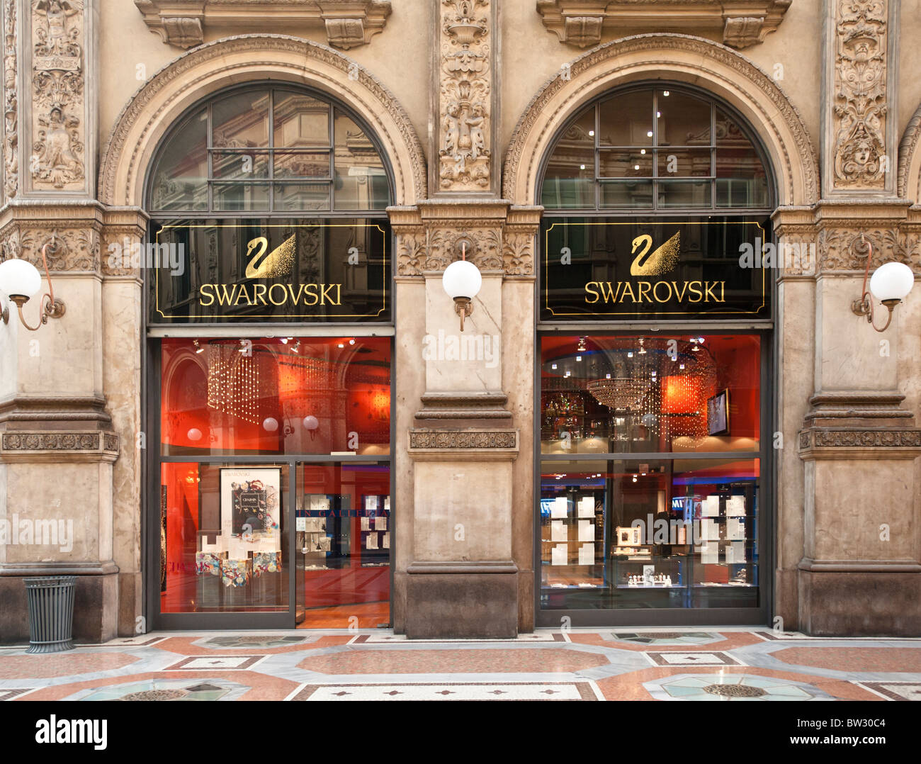 Milano, Novembre 12: Swarovski boutique a Milano, Novembre 12, 2010. Le relazioni della società di €2,25 miliardi di fatturato nel 2009 e 24800 dipendenti al Foto Stock