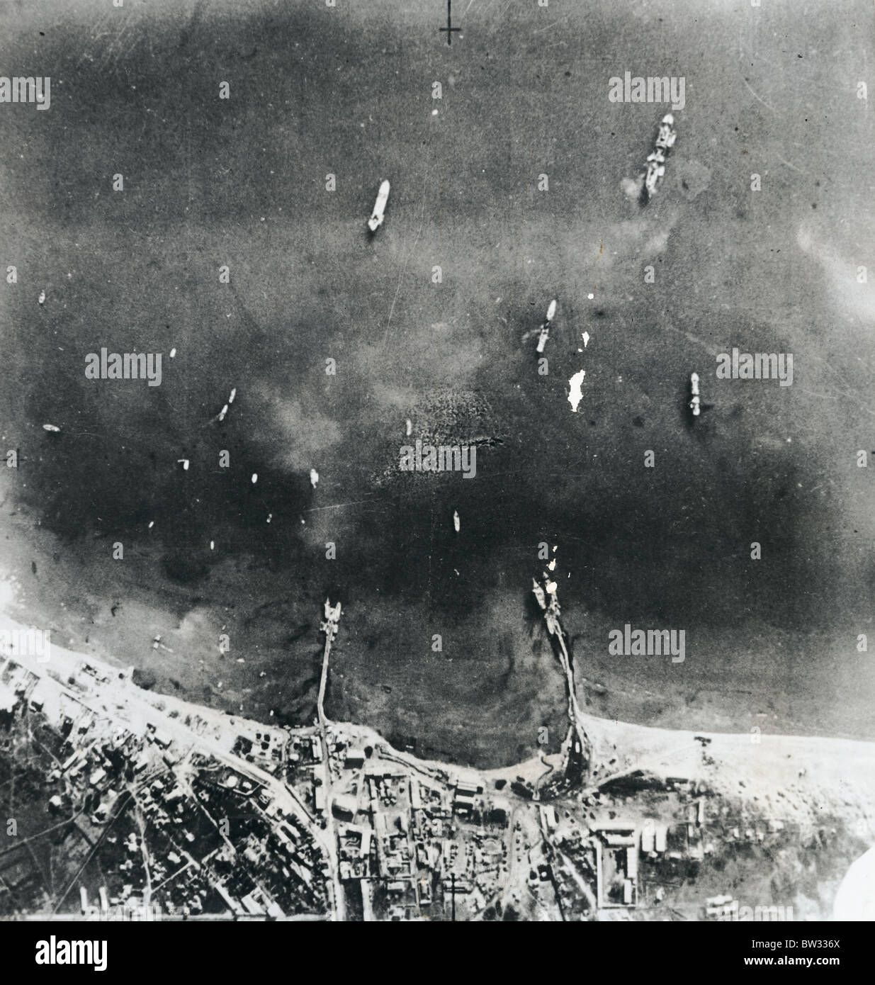 Porto italiano, Velona Albania mostra il pontile con navi a fianco prima di un altro attacco da parte del RAF a sostegno dei Greci Foto Stock