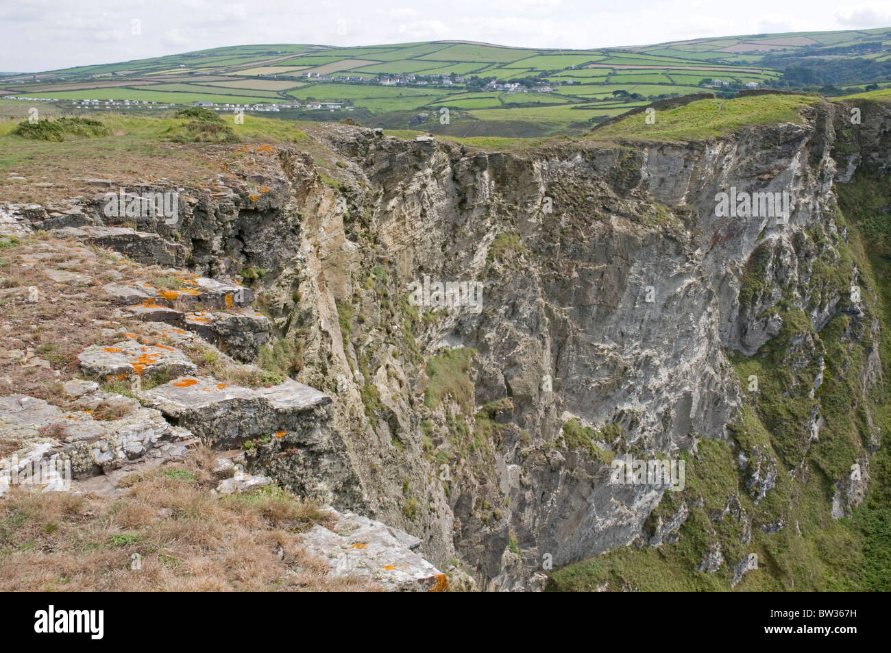 Sulla North Cornwall sentiero costiero vicino Willapark appena a nord di Tintagel Foto Stock