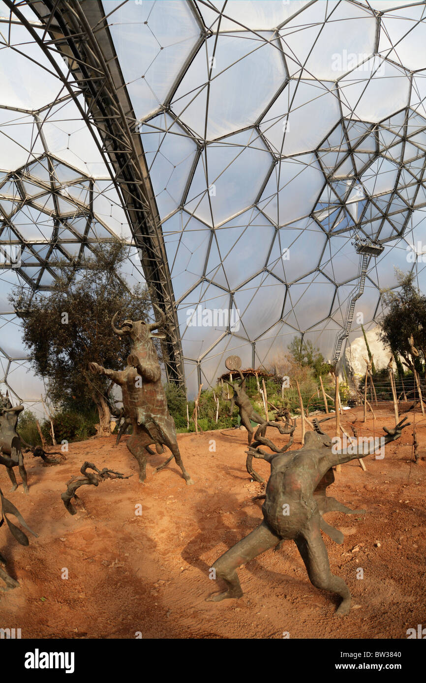 Interno del Mediterraneo Biome Eden Project Cornwall Regno Unito obiettivo fisheye un ampio angolo di visione. La scultura danza di creature mitologiche Foto Stock