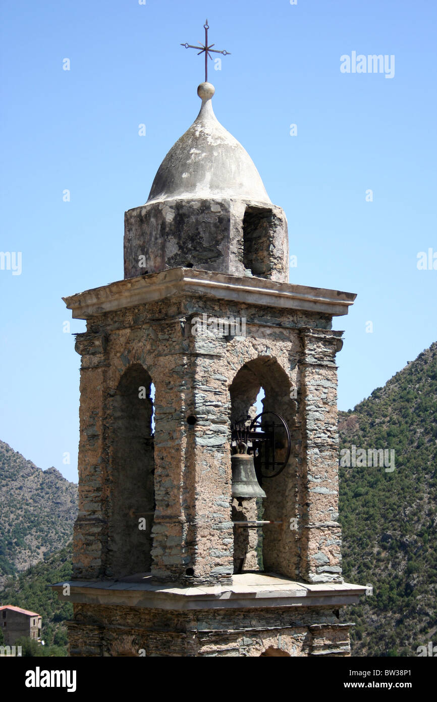 Campanile della chiesa nel villaggio di Asco, nelle montagne di Corsica Foto Stock